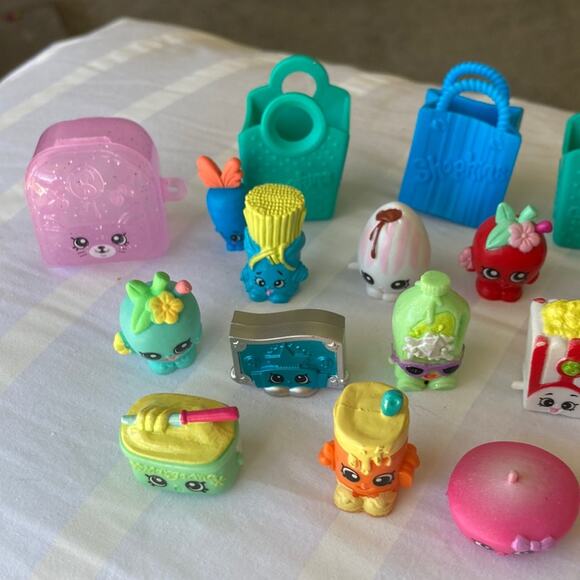 SHOPKINS RANDOM ITEMS - Picture 2 of 6